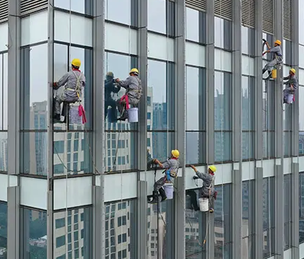 重庆玻璃幕墙清洗专业服务选择指南 建筑物清洁的关键要素